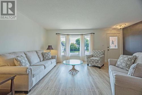 35 Bonnie Place, St. Thomas, ON - Indoor Photo Showing Living Room