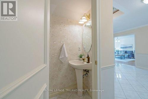 18 Paisley Street, London, ON - Indoor Photo Showing Bathroom