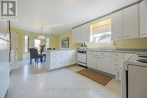 18 Paisley Street, London, ON - Indoor Photo Showing Kitchen