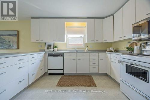 18 Paisley Street, London, ON - Indoor Photo Showing Kitchen