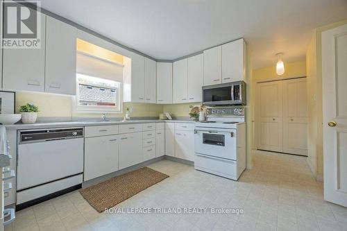 18 Paisley Street, London, ON - Indoor Photo Showing Kitchen