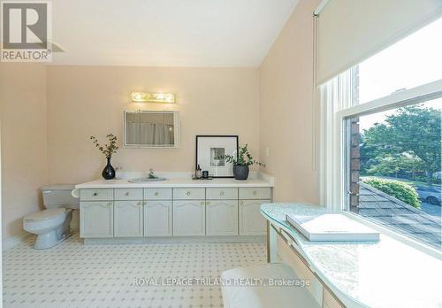 18 Paisley Street, London, ON - Indoor Photo Showing Bathroom