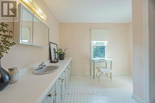 18 Paisley Street, London, ON - Indoor Photo Showing Bathroom