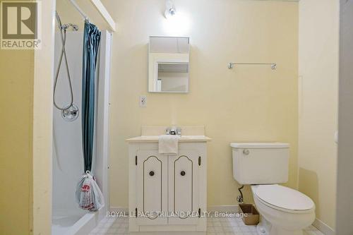 18 Paisley Street, London, ON - Indoor Photo Showing Bathroom