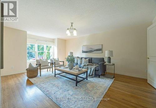 18 Paisley Street, London, ON - Indoor Photo Showing Living Room