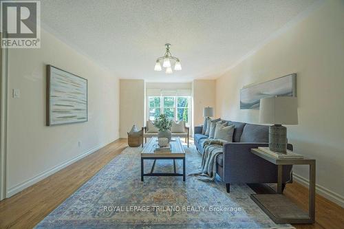 18 Paisley Street, London, ON - Indoor Photo Showing Living Room