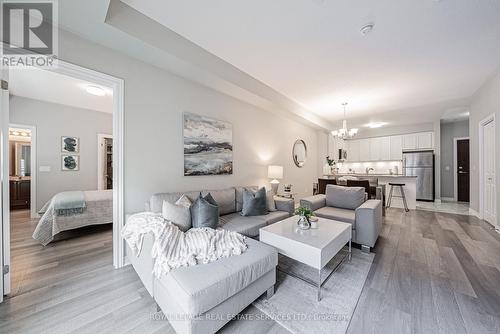 228 - 216 Oak Park Boulevard, Oakville (Uptown Core), ON - Indoor Photo Showing Living Room