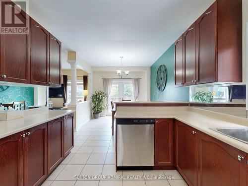 13 Fallgate Drive, Brampton, ON - Indoor Photo Showing Kitchen