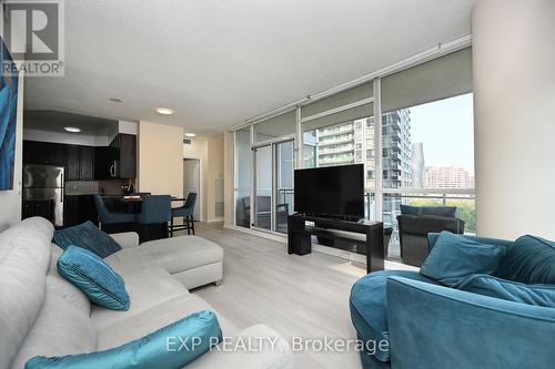 718 - 225 Webb Drive, Mississauga (City Centre), ON - Indoor Photo Showing Living Room