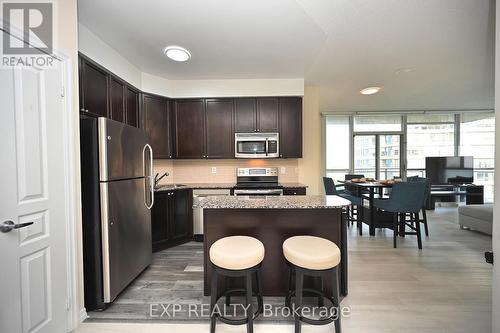 718 - 225 Webb Drive, Mississauga, ON - Indoor Photo Showing Kitchen With Upgraded Kitchen