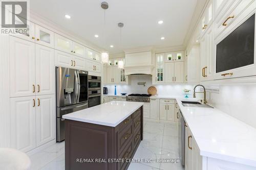 4 Louvain Drive, Brampton (Vales Of Castlemore North), ON - Indoor Photo Showing Kitchen With Upgraded Kitchen