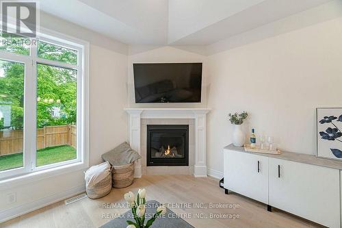 199 Alderson Court, Fort Erie, ON - Indoor Photo Showing Living Room With Fireplace