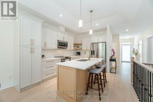 199 Alderson Court, Fort Erie, ON - Indoor Photo Showing Kitchen With Upgraded Kitchen