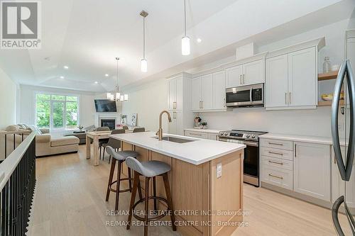 199 Alderson Court, Fort Erie, ON - Indoor Photo Showing Kitchen With Upgraded Kitchen