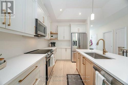 199 Alderson Court, Fort Erie, ON - Indoor Photo Showing Kitchen With Upgraded Kitchen