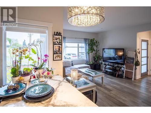 136 Mugford Road, Kelowna, BC - Indoor Photo Showing Living Room