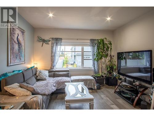 136 Mugford Road, Kelowna, BC - Indoor Photo Showing Living Room