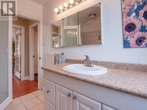 1027 Government Street, Penticton, BC - Indoor Photo Showing Bathroom