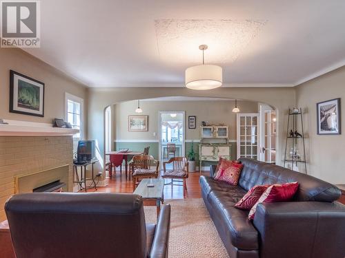 1027 Government Street, Penticton, BC - Indoor Photo Showing Living Room