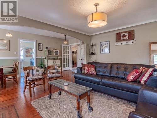 1027 Government Street, Penticton, BC - Indoor Photo Showing Living Room