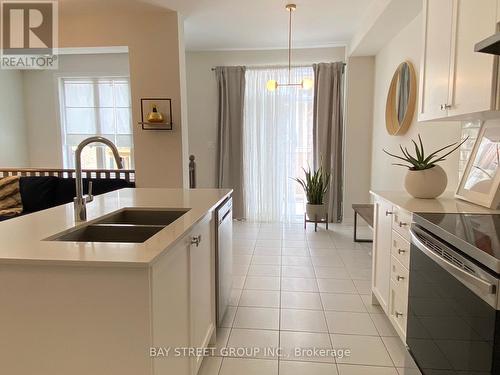 41 Ducharme Drive, Richmond Hill, ON - Indoor Photo Showing Kitchen With Double Sink