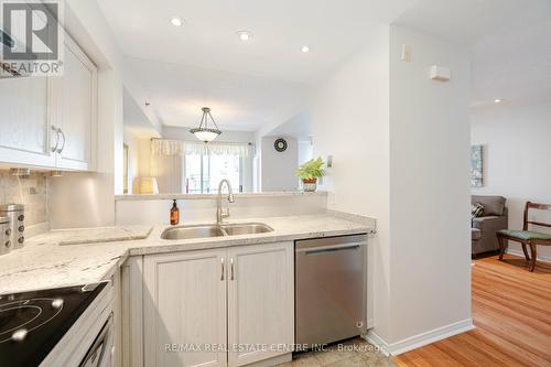 834 - 75 Weldrick Road E, Richmond Hill (Observatory), ON - Indoor Photo Showing Kitchen With Double Sink With Upgraded Kitchen