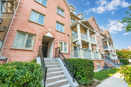 834 - 75 Weldrick Road E, Richmond Hill, ON - Outdoor With Balcony With Facade