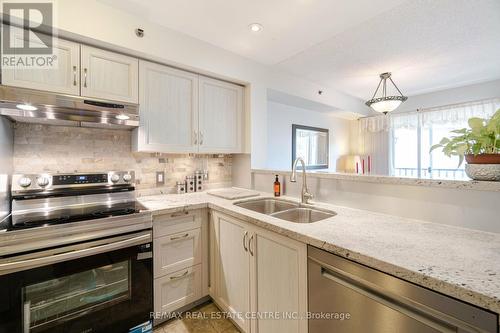 834 - 75 Weldrick Road E, Richmond Hill, ON - Indoor Photo Showing Kitchen With Double Sink With Upgraded Kitchen