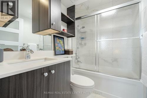 834 - 75 Weldrick Road E, Richmond Hill, ON - Indoor Photo Showing Bathroom