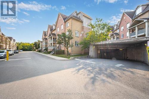 834 - 75 Weldrick Road E, Richmond Hill (Observatory), ON - Outdoor