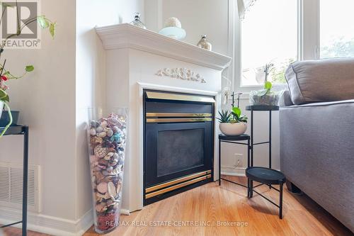 834 - 75 Weldrick Road E, Richmond Hill (Observatory), ON - Indoor With Fireplace