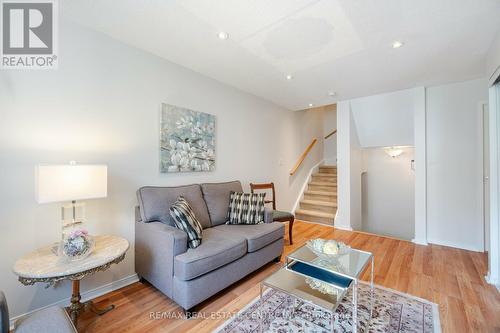 834 - 75 Weldrick Road E, Richmond Hill (Observatory), ON - Indoor Photo Showing Living Room