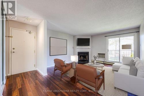 124 - 1496 Pilgrims Way, Oakville (Glen Abbey), ON - Indoor Photo Showing Living Room With Fireplace