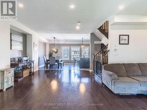 64 Boyces Creek Court, Caledon, ON - Indoor Photo Showing Living Room