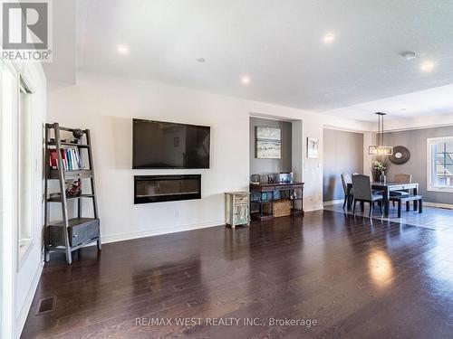 64 Boyces Creek Court, Caledon, ON - Indoor Photo Showing Living Room