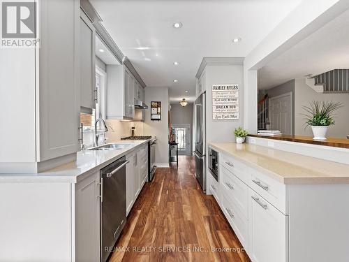 15 Garden Avenue, Brampton (Brampton West), ON - Indoor Photo Showing Kitchen