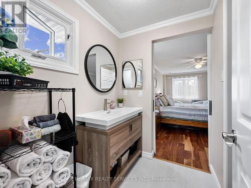 15 Garden Avenue, Brampton (Brampton West), ON - Indoor Photo Showing Bathroom