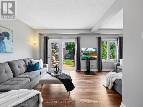 15 Garden Avenue, Brampton, ON - Indoor Photo Showing Living Room