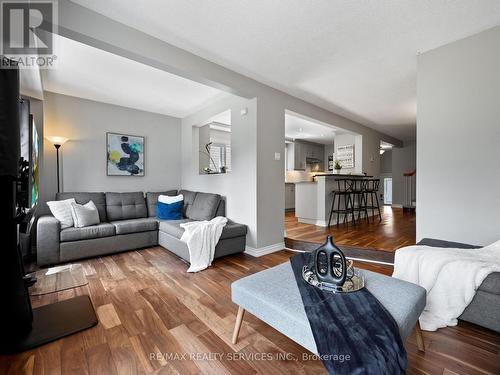 15 Garden Avenue, Brampton (Brampton West), ON - Indoor Photo Showing Living Room