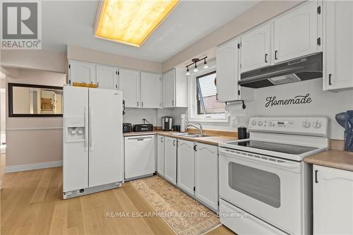 3061 Keynes Crescent, Mississauga (Meadowvale), ON - Indoor Photo Showing Kitchen With Double Sink