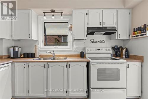 3061 Keynes Crescent, Mississauga (Meadowvale), ON - Indoor Photo Showing Kitchen With Double Sink