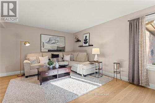 3061 Keynes Crescent, Mississauga (Meadowvale), ON - Indoor Photo Showing Living Room