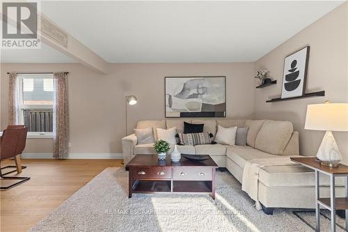 3061 Keynes Crescent, Mississauga (Meadowvale), ON - Indoor Photo Showing Living Room