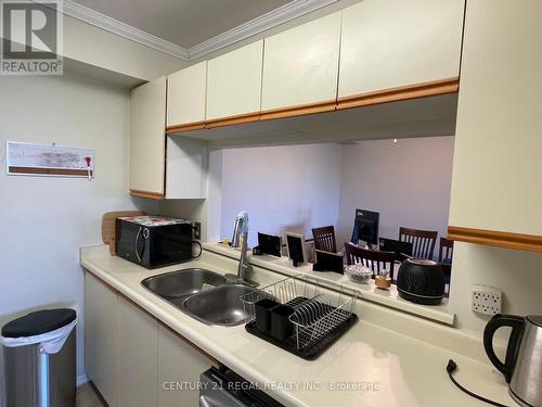 934 - 95 Trailwood Drive, Mississauga, ON - Indoor Photo Showing Kitchen With Double Sink