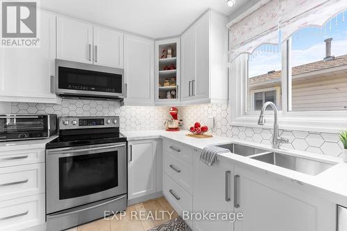 6840 Sunrise Court, Niagara Falls, ON - Indoor Photo Showing Kitchen With Stainless Steel Kitchen With Double Sink With Upgraded Kitchen