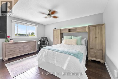 6840 Sunrise Court, Niagara Falls, ON - Indoor Photo Showing Bedroom