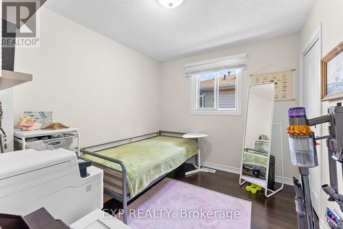 6840 Sunrise Court, Niagara Falls, ON - Indoor Photo Showing Bedroom