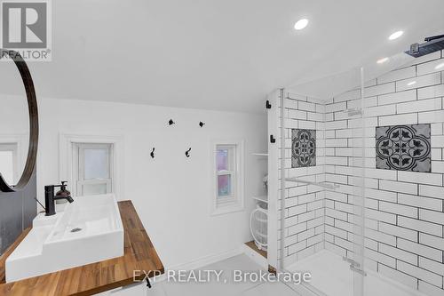 4774 Saint Clair Avenue, Niagara Falls, ON - Indoor Photo Showing Bathroom