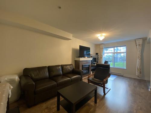 15833 26 Avenue, Surrey, BC - Indoor Photo Showing Living Room