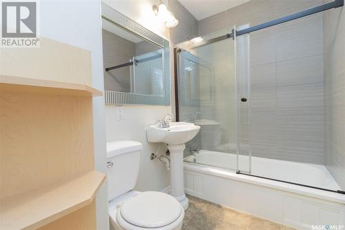 122 Main Street, Saskatoon, SK - Indoor Photo Showing Bathroom